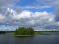 Von Grasrand umgebene kleine Insel im Onegasee